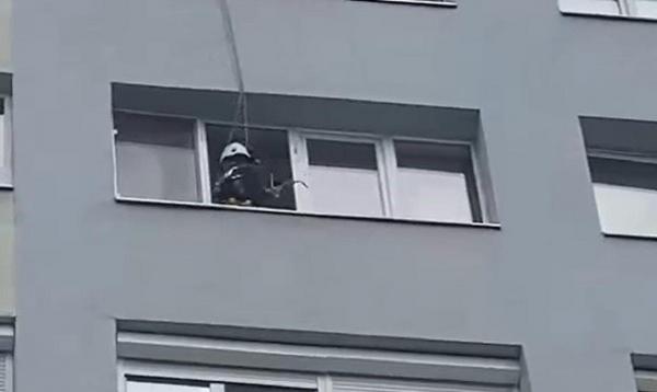 Deznodământ în cazul militarului care amenința de 24 de ore, suit pe pervaz, că se aruncă de la etajul 7, în Timișoara