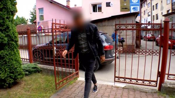 Bărbatul care s-a urcat cu SUV-ul pe maşina soţiei în Vişeul de Sus, arestat. Nu a recunoscut fapta în instanţă şi a dat vina pe femeie