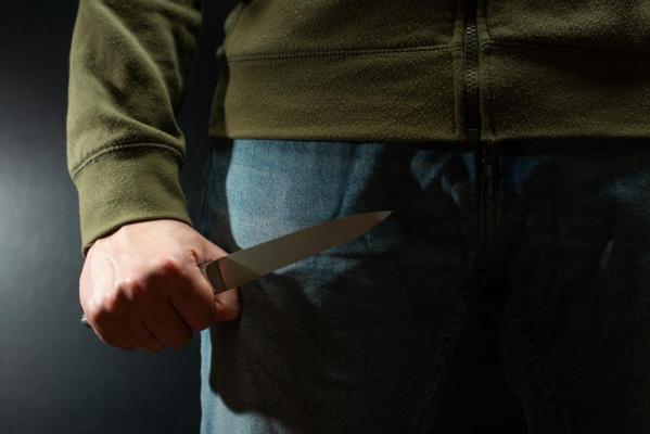 Un vâlcean şi-a înjunghiat colegul de cameră pentru că i-a consumat mâncarea și băutura