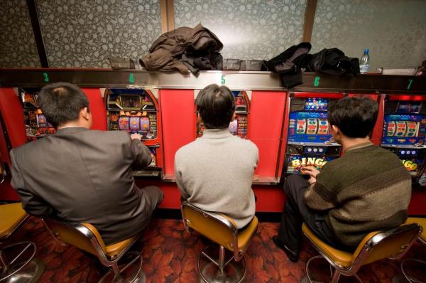 Un constructor a jucat la păcănele banii primiţi de la un client pentru ridicarea unei case. Peste 23.000 de euro topiţi într-o clipă