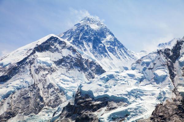 Elicopter prăbuşit în apropiere de Everest. Pilotul şi cei 5 pasageri au murit pe loc