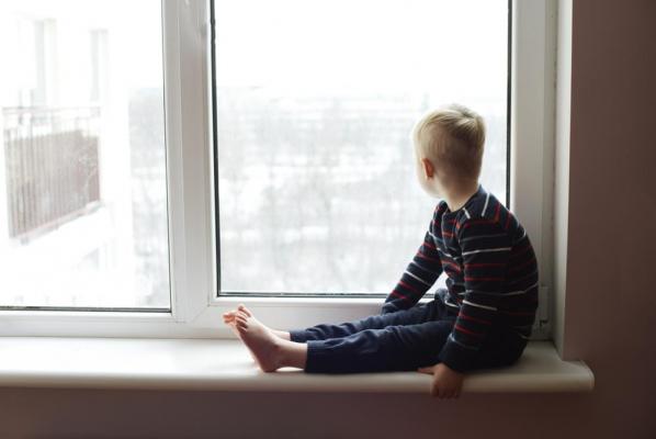 Un copil de 4 ani a căzut de la 7 metri dintr-un bloc din Rădăuţi. Băieţelul a supravieţuit miraculos, fără nicio rană gravă