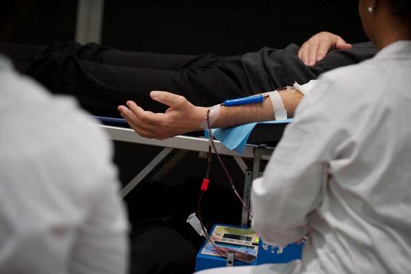 Foarte puţini români aleg să doneze sânge în mod constant