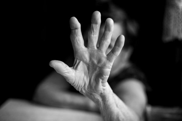 Un doljean de 31 de ani a omorât în bătaie o bătrână de 80 de ani, sora bunicii sale. Femeia a fost găsită fără viaţă în casă