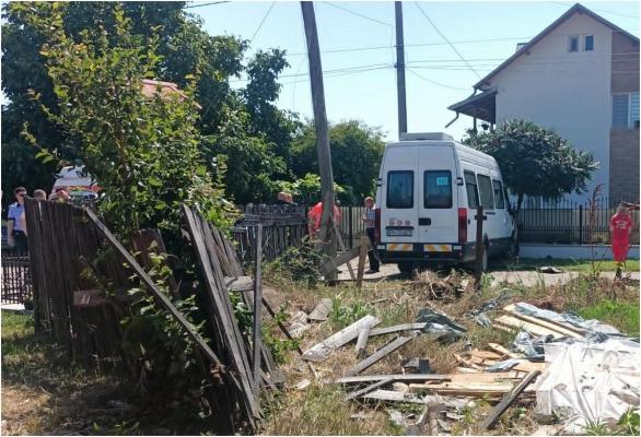 Trei persoane, rănite după ce un microbuz cu călători s-a înfipt într-un stâlp, în Prahova. Şoferului i s-ar fi făcut rău şi a pierdut controlul