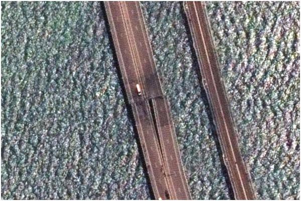Primele imagini din satelit cu distrugerile suferite de podul lui Putin din Crimeea. Când au anunţat ruşii că îl redeschid