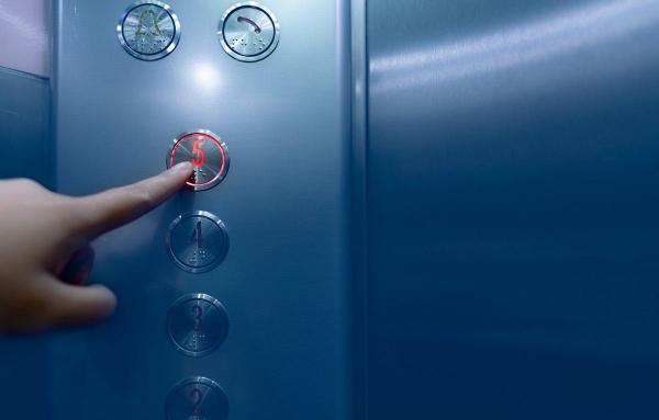Există numeroase interdicţii în a utiliza liftul dintr-o clădire