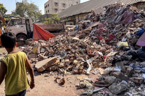 Opt oameni au murit după ce un bloc din Cairo s-a prăbuşit complet. Tragedia, cauzată de un locatar de la etajul 1 care a dărâmant pereţii apartamentului