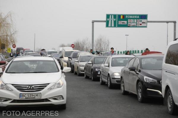 Aglomeraţie de coşmar la ieşirea din ţară. Coloană de sute de maşini la Nădlac II, se aşteaptă minimum 80 minute