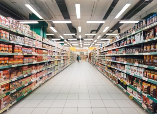 Cinci bărbaţi şi-au împărţit pumni şi picioare într-un supermarket din Bucureşti. Supărarea era mai veche