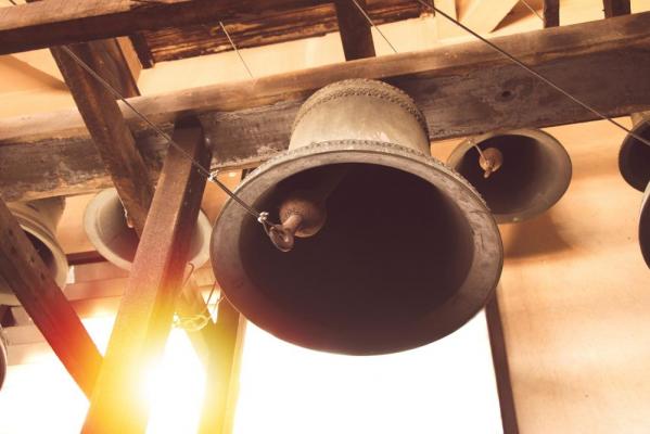 O primărie din România vrea ca trasul clopotelor, dar și accesul la toaleta din cimitir să fie taxate