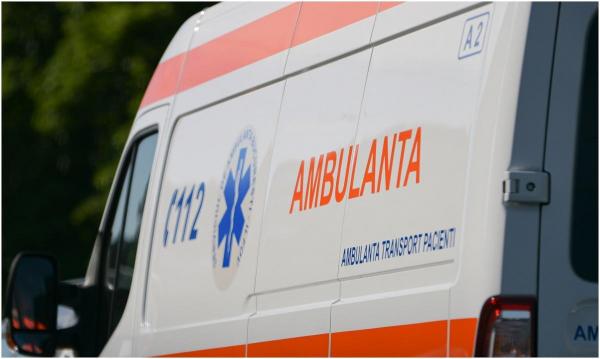 Doi copii, loviți de o mașină în timp ce se aflau pe marginea unui drum din Bistrița. Unul dintre ei este resuscitat
