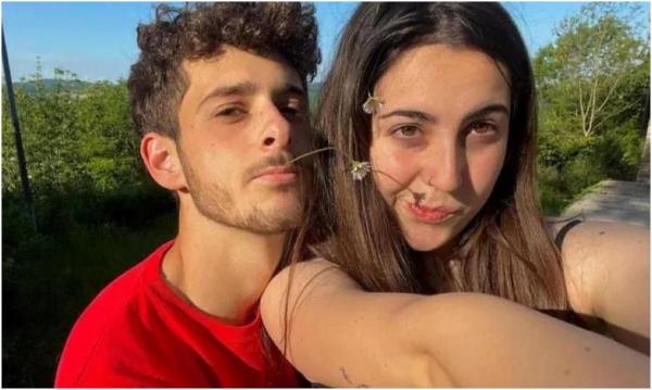 Cuplu de tineri, mort pe loc pe o șosea din Italia. Adolescenții de 19 ani au pierit îmrepună, după ce mașina în care se aflau s-a izbit de o dubă