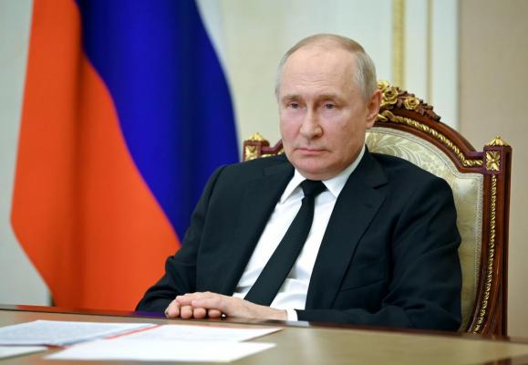 Putin a promulgat legea: Rusia interzice schimbarea de sex pe cale medicală şi în actele oficiale. Transsexualii ruşi se tem