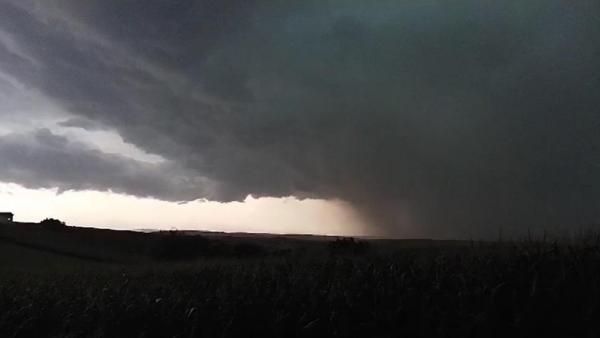 Cod roșu de vreme severă imediată, emis de ANM. Sunt așteptate vijelii puternice, grindină şi ploi torenţiale în judeţul Sibiu