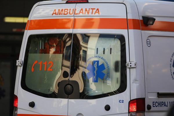 Accident grav pe DN 15, în Pângăraţi: O adolescentă de 16 ani a ajuns la spital, după ce a intrat cu un motociclu într-o maşină, apoi a ricoşat în gardul unei case