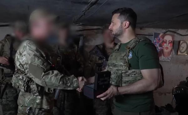 Zelenski a vizitat poziţiile forţelor speciale ucrainene lângă Bahmut, unul dintre punctele fierbinţi ale actualei contraofensive