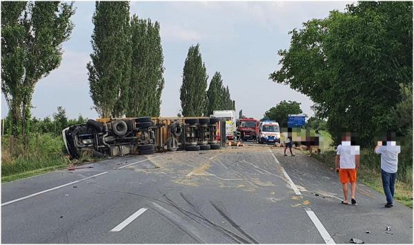 Un TIR plin cu lemne s-a răsturnat pe o șosea din Vrancea, după ce i-a explodat un pneu și a lovit o altă mașină. Două persoane, la spital