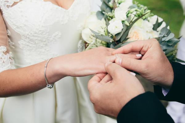 O mireasă din Galaţi a ajuns la spital, după ce a fost rănită într-un accident. Abia fusese furată de la nuntă