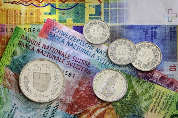 Leul românesc a pierdut teren masiv în raport cu francul elveţian