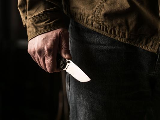 Ameţit de aburii alcoolului, un bărbat din Dâmboviţa a încercat să îşi omoare fraţii cu un cuţit. Victimele au ajuns la spital