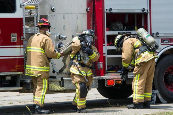 Incendiu masiv în portul New Jersey. Doi pompieri au murit încercând să stingă flăcările