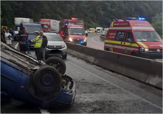 Trafic blocat pe Valea Oltului. O maşină s-a răsturnat după ce a intrat într-un cap de pod. Trei persoane, transportate la spital