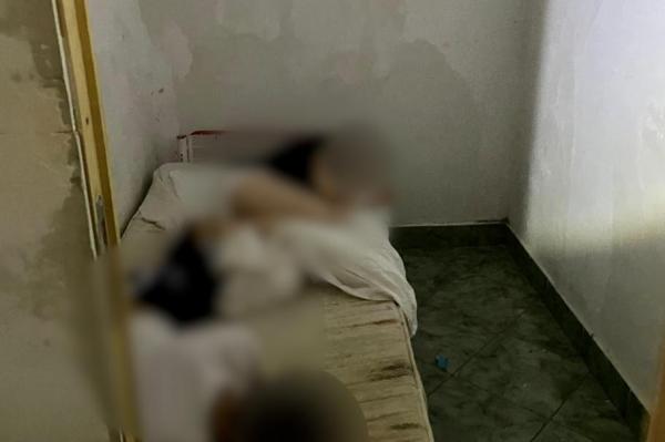 Azil al groazei în Argeş: Oamenii nu aveau voie să comunice cu rudele şi erau flămânzi. Trei pacienţi au fost găsiţi în subsol, iar un bătrân dormea pe hol