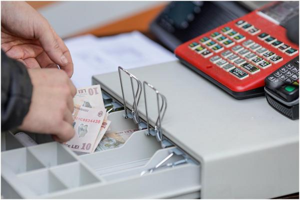 Ultima variantă a măsurilor fiscale. Impozit în IT şi construcţii pentru salarii de peste 10.000 lei brut. Contribuţii mai mari pentru românii cu PFA. Apare taxa pe maşini şi case scumpe