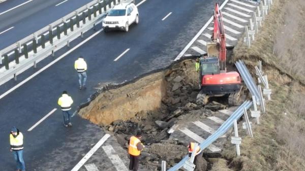 Autostrada Sebeş-Turda "face valuri", se plâng şoferii. Din cauza denivelărilor se prelungesc restricţiile de circulaţie 