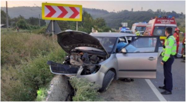 Accident cumplit cu 4 răniţi, printre care şi un copil de 2 ani în stare gravă, în Mureş. Şoferul a pierdut controlul volanului şi s-a izbit de parapet