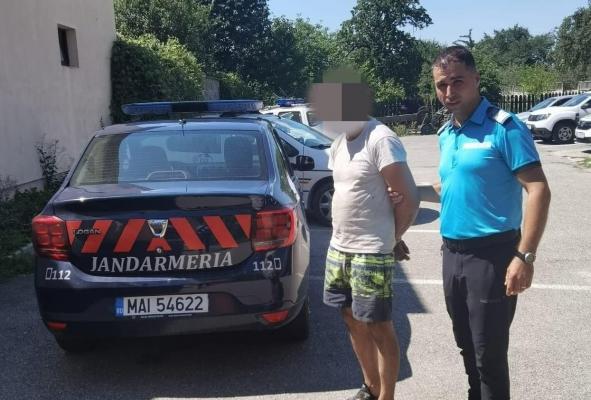 Infractor dat în urmărire naţională de aproape un an, găsit accidental de jandarmii din Râșnov. Bărbatul, legitimat în timp ce ardea cabluri lângă un râu