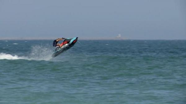 Doi tineri care se aflau pe o saltea, spulberaţi de un jetski, în Eforie Nord. Apelul disperat al unei mamei: Tânărul implicat este fiul meu