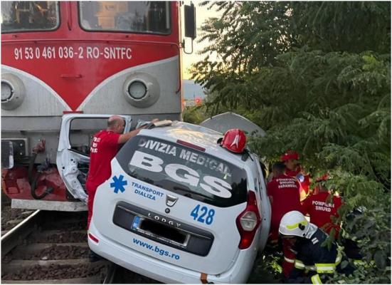O ambulanţă privată a fost spulberată de un tren într-o localitate din Gorj. Şoferul de 48 de ani a murit pe loc