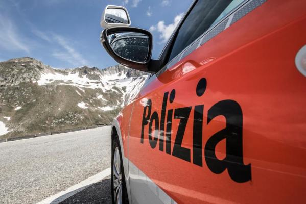 Un român beat criţă a adormit pe banda de urgenţă pe o autostradă din Elveţia, cu motorul pornit. A rămas fără permis, după ce poliţia l-a trezit