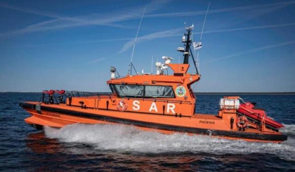 Nava Phoenix a plecat de la parada de Ziua Marinei pentru a salva un surfer care căzuse în apă, la Corbu. Persoana a ieşit singură din apă