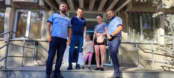 O fetiță de 3 ani din Botoșani s-a pierdut de mama ei, în timp ce se afla la un loc de joacă. Ariana a cerut ajutorul chiar unui polițist aflat în timpul liber