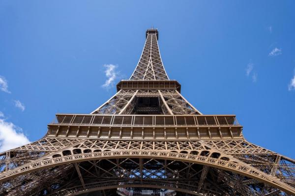 După ce au băut bine s-au gândit să-şi petreacă noaptea în Turnul Eiffel. Cei doi turişti americani, treziţi a doua zi de autorităţi