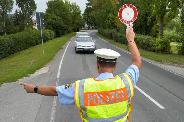 Român oprit pe o autostradă din Germania pentru că maşina şi remorca aveau numere diferite. Poliţiştii au găsit şi un copil în portbagaj