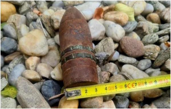 Proiectil exploziv, găsit în podul unei case din Giurgiu, de un bărbat care repara acoperişul