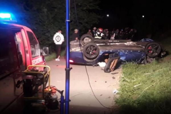 Maşina s-a răsturnat la marginea drumului