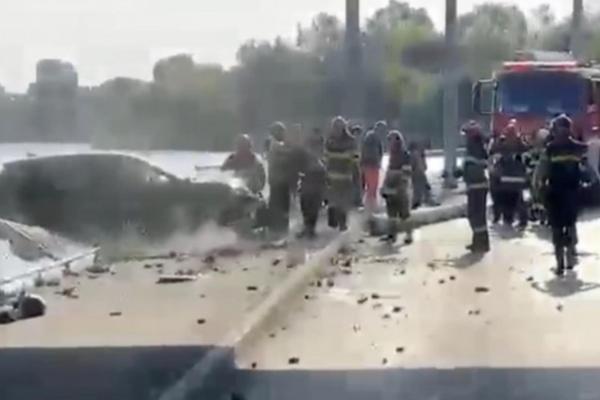 Un băiat de 13 ani a plecat cu maşina familiei prin Bucureşti. Şi-a plimbat un prieten de 12 ani, până s-au izbit de un stâlp