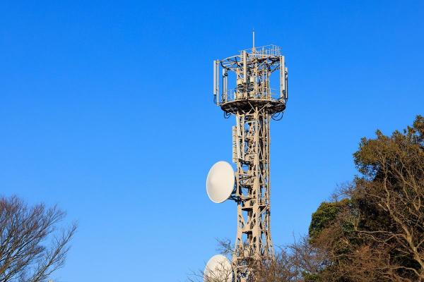 Un bărbat de 45 de ani din Dolj a murit după ce s-a urcat pe o antenă releu şi a căzut