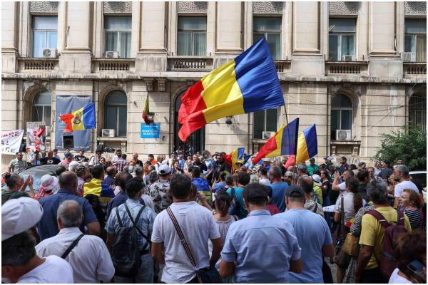 Rafila: Vaccinarea este opţională; protestul AUR induce confuzie şi iresponsabilitate