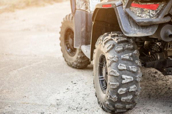 Beat şi fără permis, un vasluian s-a urcat pe un ATV neînmatriculat şi a intrat cu el într-un cap de pod