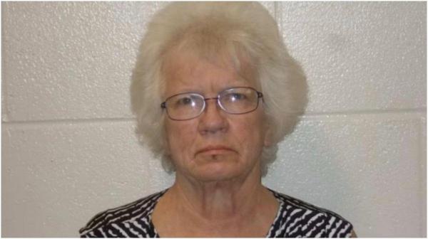 Profesoară de 70 de ani, condamnată la 600 de ani de închisoare, după ce și-a agresat sexual elevul de 14 ani în subsolul școlii din SUA