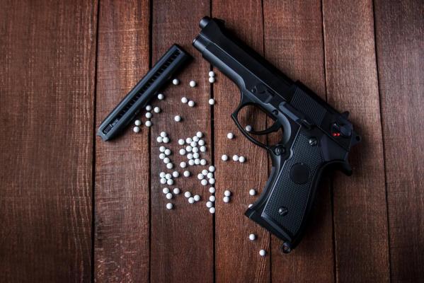 O fată de 17 ani din Galați, împușcată în cap cu un pistol cu bile airsoft de fratele ei. Băiatul era nemulțumit de relația pe care o avea sora lui