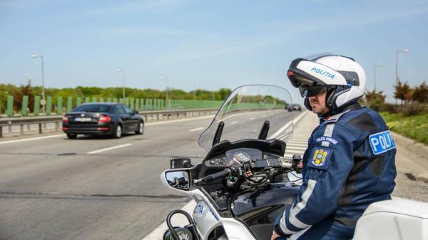 Şofer din Neamţ, urmărit de poliţişti după ce a mers cu 86 km/h în localitate. În timpul "cursei" a ajuns la 119 km/h, dar a intrat într-un stâlp