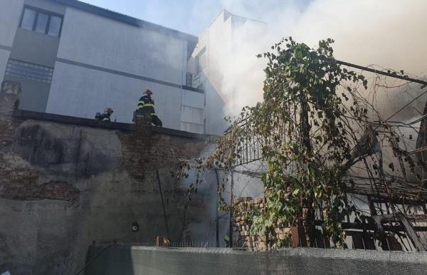 Incendiu pe strada Scărlătescu din zona Piaţa Victoriei, în Capitală. Pompierii intervin cu 6 autospeciale