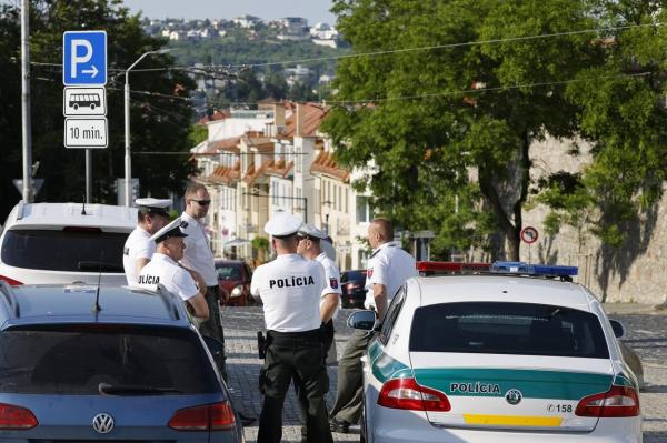 Un român a murit şi alţi 6 sunt răniţi după ce maşina în care se aflau s-a ciocnit de un autocar, în Slovacia